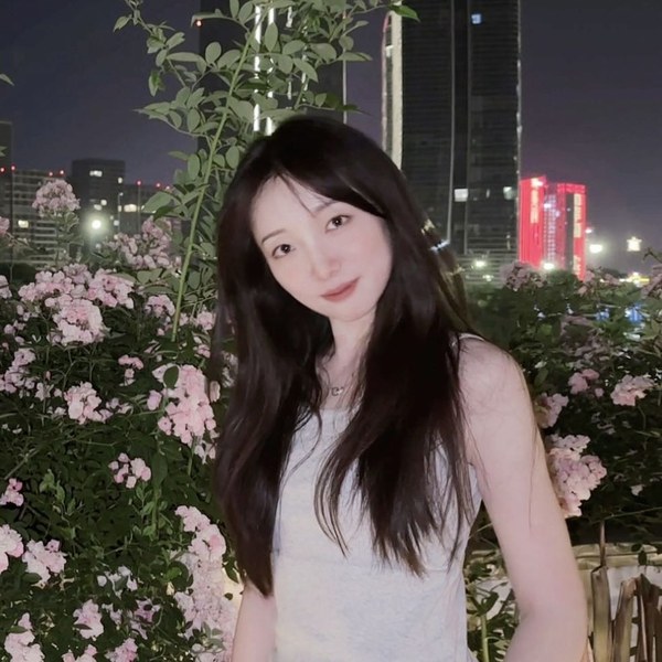 Junyi Zhang · 张君怡